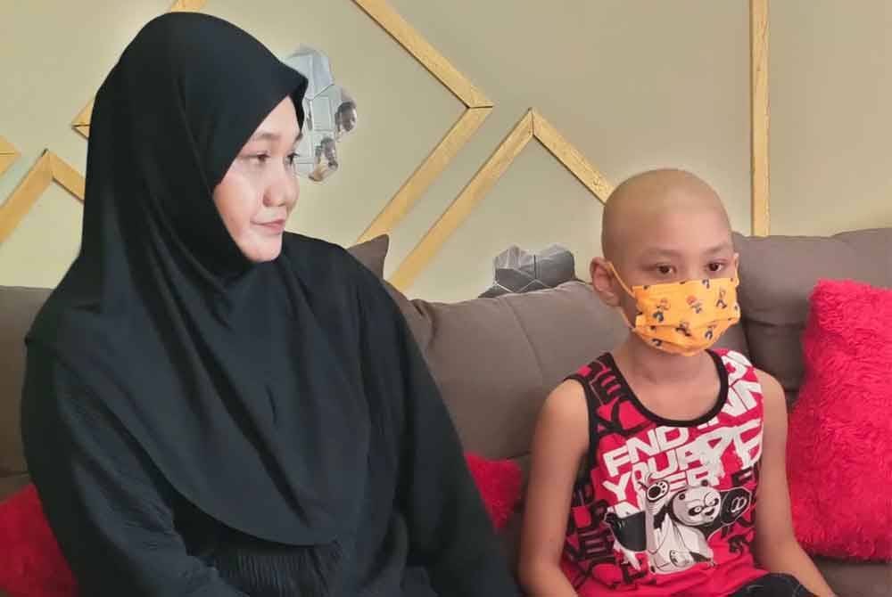 Rozemi (kiri) mengakui perlu menjadi orang penting dalam memberi semangat kepada anak bongsu yang menghidap penyakit leukemia.