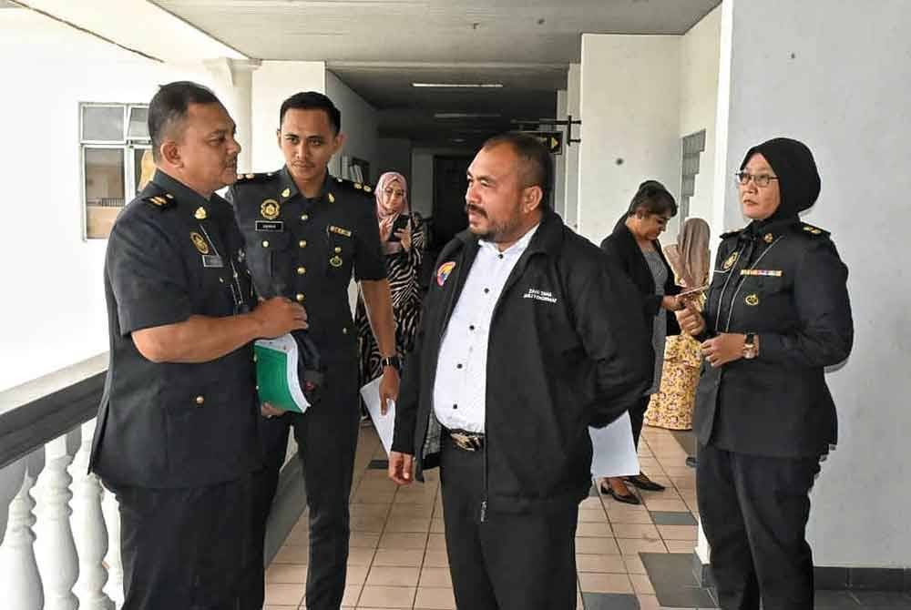 Zaini (tengah) didenda RM20,000 oleh Mahkamah Sesyen di sini, pada Rabu.