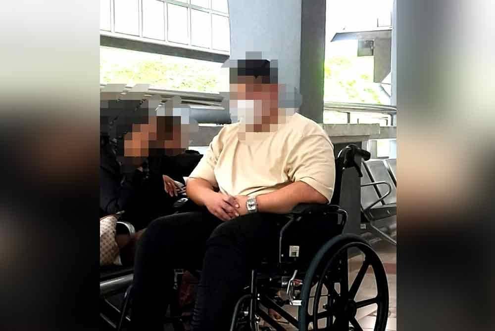 Tertuduh hadir ke mahkamah dengan berkerusi roda.