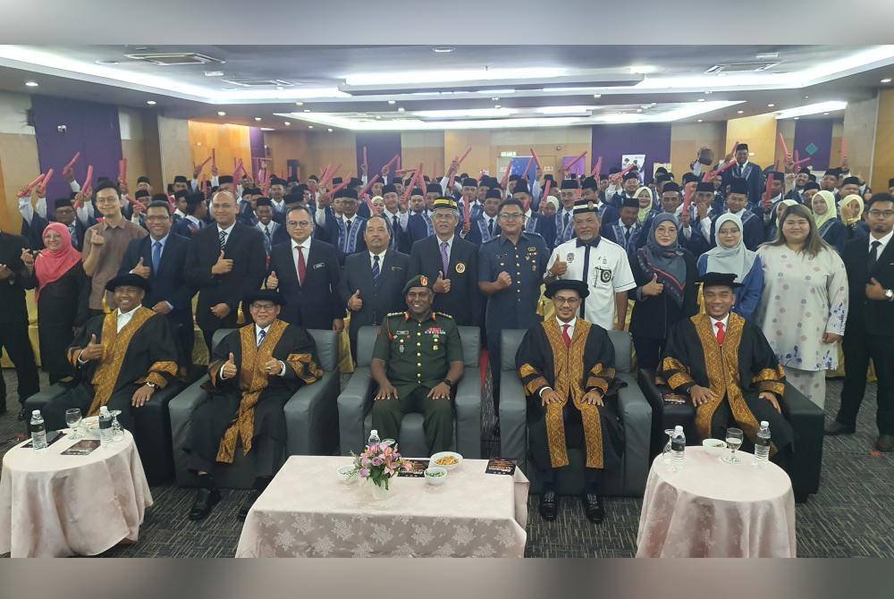 Fazal (tengah) bergambar bersama anggota dan veteran ATM yang menerima sijil Perhebat, pada Rabu.