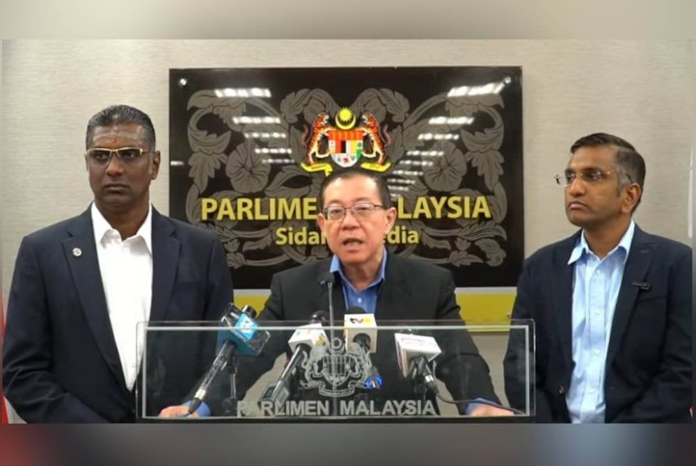 Guan Eng (tengah) ketika sidang akhbar di Pusat Media Parlimen pada Rabu.