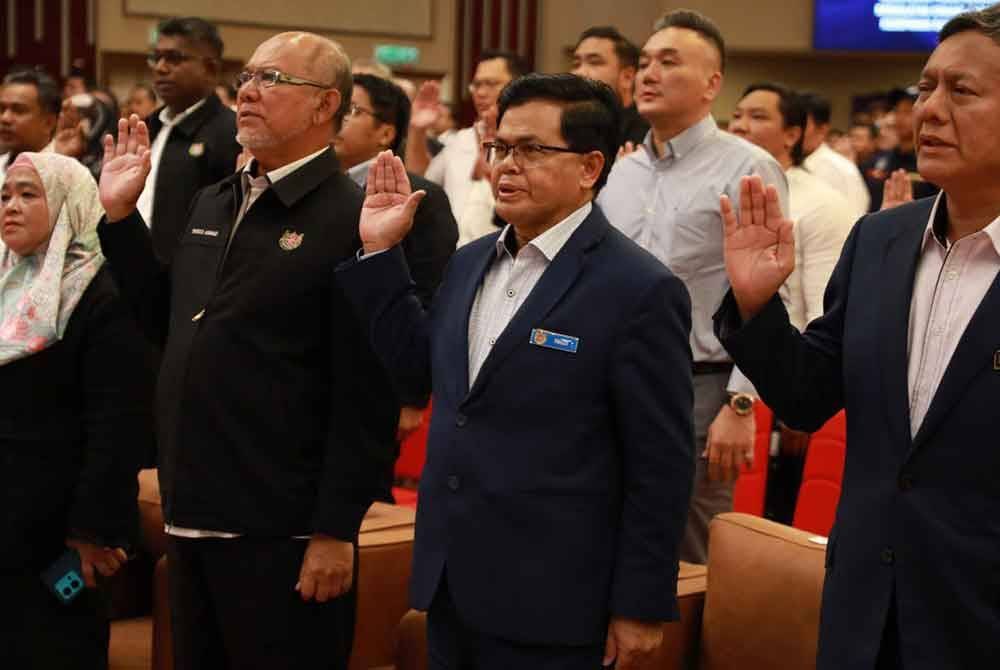 Datuk Bandar Shah Alam, Datuk Mohd Fauzi Mohd Yatim (tengah) di majlis pelancaran Buku Pelan Strategik Rakan Pembimbing Perkhidmatan Awam (Akrab) dan Sambutan Hari Integriti dan Hari Sumber Manusia di Dewan Bankuet, Wisma MBSA pada Rabu.