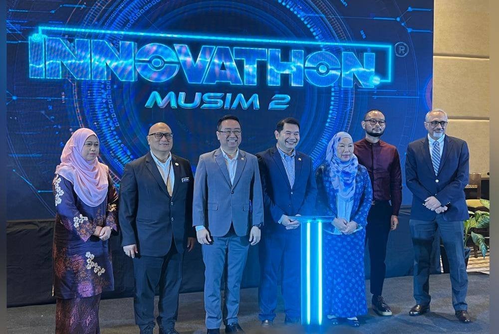 Rafizi (tengah) bersama Meteri Sains, Inovasi dan Teknologi, Chang Lih Kang (tiga dari kiri) ketika Majlis Pelancaran Program Innovathon Musim ke-2 yang berlangsung di Putrajaya pada Rabu.