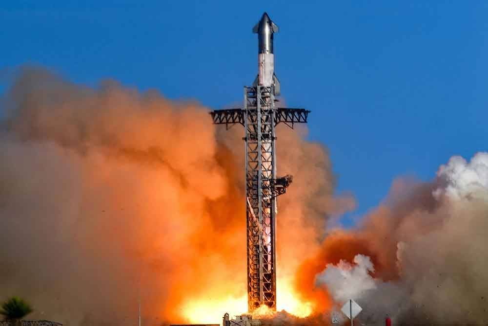 Starship berlepas dari kemudahan Starbase syarikat itu berhampiran Brownsville di Texas, Amerika Syarikat pada Selasa. Foto Bernama