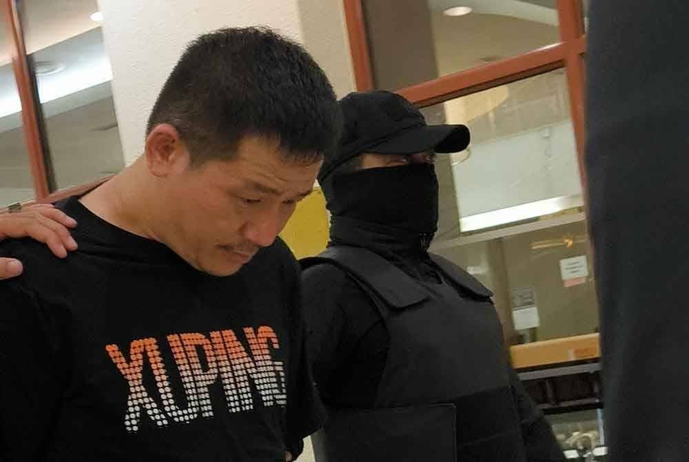 Hong Li dibawa ke Mahkamah Majistret Kuala Lumpur pada Rabu, bagi menghadapi pertuduhan kes menyimbah cat merah pada kereta dan rumah dua individu, pada dua minggu lalu.