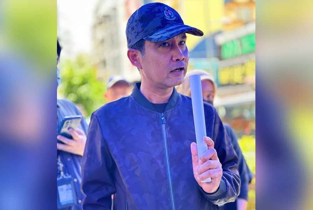 Wan Mohammed Saupee hadir dalam serbuan di sebuah pusat beli-belah di Bukit Bintang, pada Rabu.