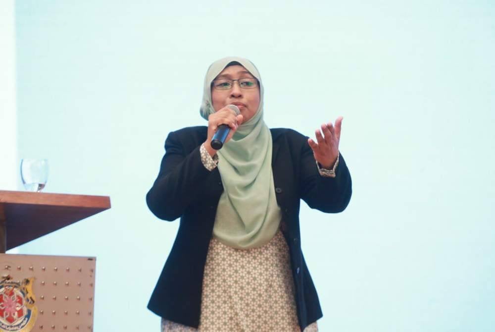 Nurhayati Nordin menyampaikan ceramah Pengukuhan Integriti Penjawat Awam di program Sambutan Hari Integriti dan Hari Sumber Manusia di Dewan Bankuet, Wisma MBSA pada Rabu.