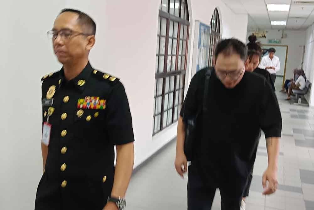 Ting Meng Lung mengaku tidak bersalah di Mahkamah Sesyen pada Rabu, atas tuduhan memberi rasuah RM3,000 kepada anggota penguat kuasa Majlis Bandaraya Iskandar Puteri (MBIP), awal tahun ini.