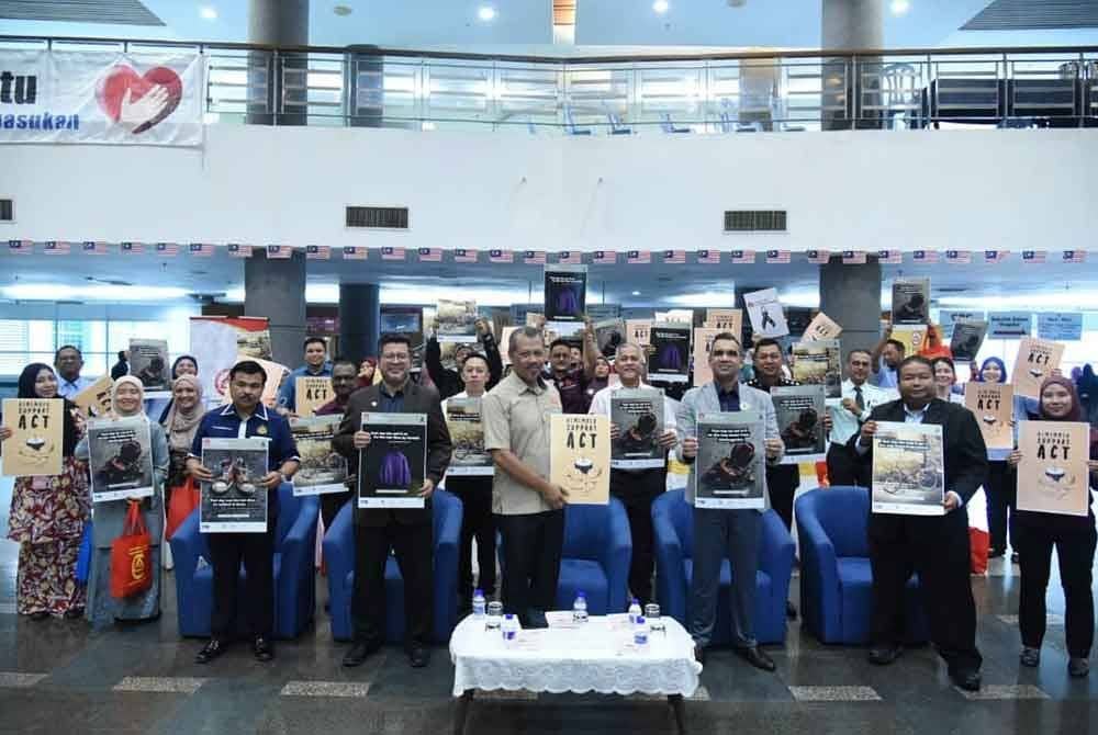 Mohd Yazid bergambar bersama peserta pada Majlis Sambutan Hari Memperingati Mangsa Kemalangan Jalan Raya Sedunia (WDOR) Peringkat Negeri Selangor Tahun 2024.