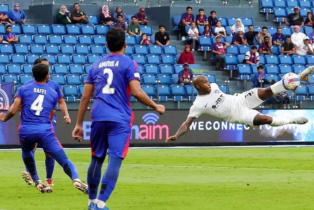 Fernandes (kanan) melakukan sepakkan akrobatik untuk gol kedua JDT ketika menentang Kuala Lumpur Rovers, pada perlawanan aksi pertama Pusingan 16 Piala Malaysia di Stadium Sultan Ibrahim pada Rabu.