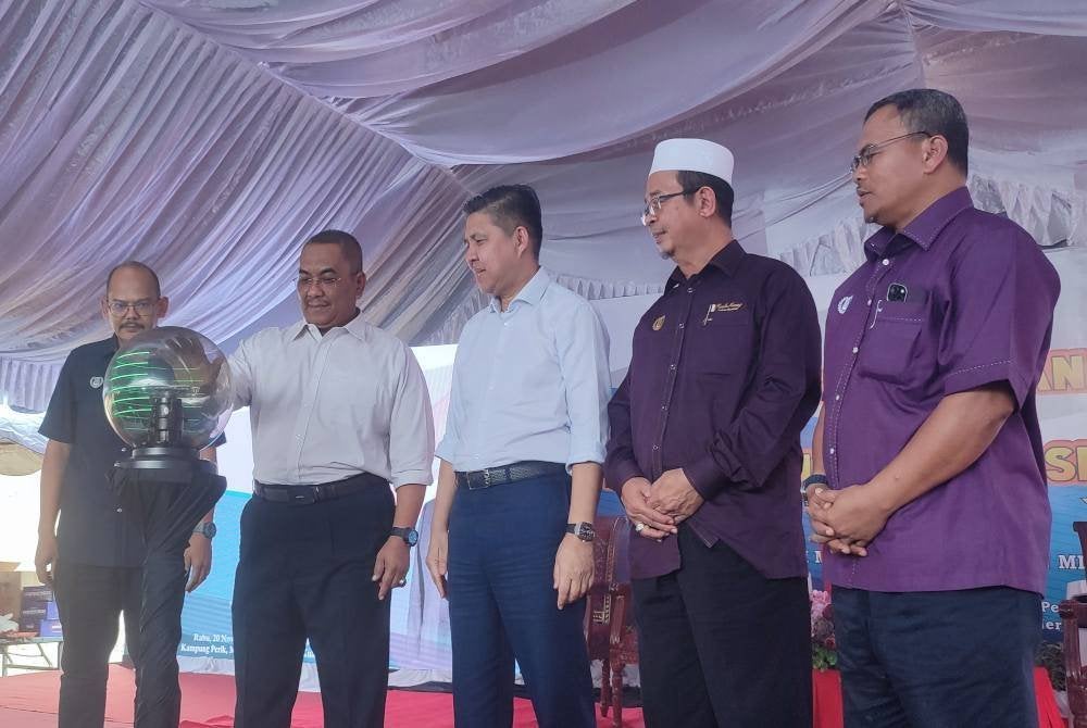 Sanusi (dua dari kiri) merasmikan Majlis Pecah Tanah dan Pelancaran Lot Desa Sejahtera di Kampung Perik pada Rabu.