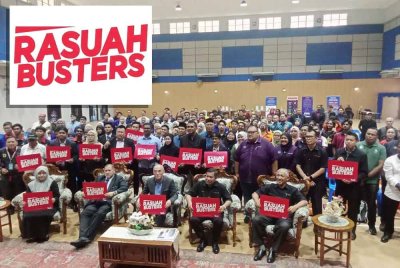 Mohd Nasir (duduk; dua dari kanan) bersama tetamu dan peserta Program HARA Zon Selatan anjuran Pakar yang berlangsung di Sekolah Dato' Abdul Razak pada Selasa.