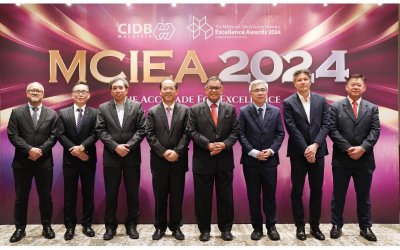 Dari kiri: Adil Putra; Teoh Teik Thiam; Mohd Zarif; Keng Cheng; Mohd Zaid; Soon Aik; Heng Wai dan Wong Kwan
Song bergambar selepas selesai sidang media Majlis Anugerah Kecemerlangan Industri Pembinaan Malaysia
(MCIEA) 2024 yang diadakan pada Isnin.