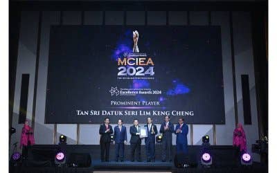 Menteri Kerja Raya, Datuk Seri Alexander Nanta Linggi (tiga, kiri) menyampaikan Anugerah Pemain Terkemuka
dalam Anugerah Kecemerlangan Industri Pembinaan Malaysia (MCIEA) 2024 kepada Pengerusi Lim Seong Hai
Capital Berhad, Tan Sri Lim Keng Cheng, pada Isnin.