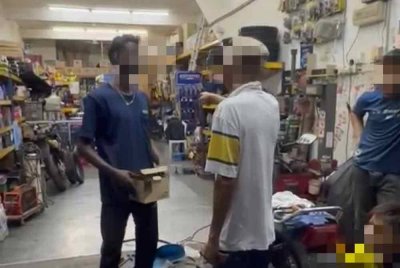 Tangkap layar video kejadian yang tular di media sosial.