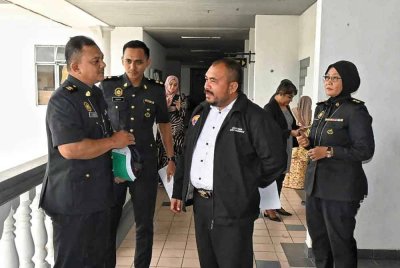 Zaini (tengah) didenda RM20,000 oleh Mahkamah Sesyen di sini, pada Rabu.
