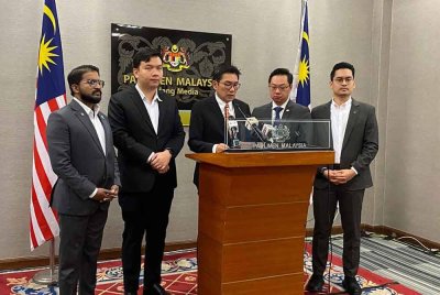 Tze Tzin (tiga dari kanan) ketika sidang akhbar di Pusat Media Parlimen di sini pada Rabu.