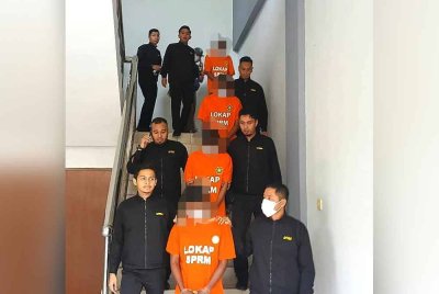 Empat penguat kuasa direman empat hari disyaki meminta dan menerima rasuah.