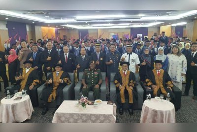 Fazal (tengah) bergambar bersama anggota dan veteran ATM yang menerima sijil Perhebat, pada Rabu.