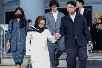 Toh Puan Naimah Abdul Khalid (tengah) kelihatan hadir pada sebutan kes Allahyarham suaminya, Tun Daim Zainuddin di kompleks Mahkamah KL pada Rabu. Foto Bernama