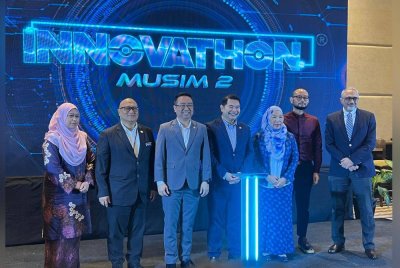 Rafizi (tengah) bersama Meteri Sains, Inovasi dan Teknologi, Chang Lih Kang (tiga dari kiri) ketika Majlis Pelancaran Program Innovathon Musim ke-2 yang berlangsung di Putrajaya pada Rabu.