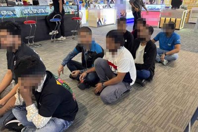 Antara warga asing yang ditahan JIM dalam serbuan di deretan kedai di sebuah pusat beli-belah di Bukit Bintang, pada Rabu.