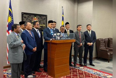 Shahidan (tengah) ketika sidang akhbar bersama ahli Parlimen pembangkang di Pusat Media Parlimen pada Rabu.
