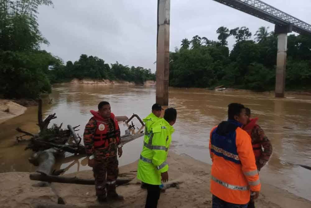 Polis dan agensi penyelamat sedang mengesan seorang lelaki yang dikhuatiri lemas selepas terjatuh dari jambatan Jertih. Foto Polis