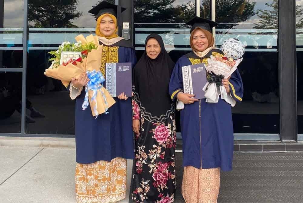 Siti Nur Fatihah Mohd Zamri, 27, (kiri) bersama nenek dan ibunya, Siti Nur Fatihah Mohd Zamri, 27, pada konvokesyen baru-baru ini.