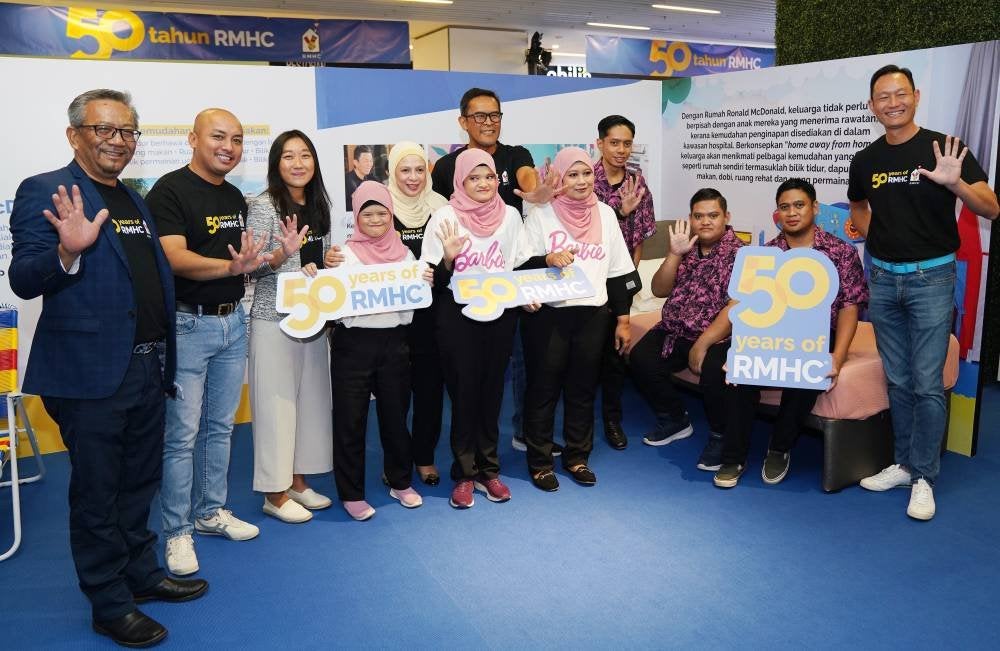 Presiden Persatuan Kebajikan Ronald McDonald Malaysia (RMHC Malaysia), Datuk Azmir Jaafar (enam dari kanan), Setiausaha Persatuan Kebajikan Ronald McDonald Malaysia (RMHC Malaysia), Melati Abdul Hai (lima dari kiri), Pengarah Bersekutu RMHC Global, (Operasi Untuk Asia), Rachel Goh (tiga dari kiri) dan Nasri (kiri) bergambar bersama Kanak-Kanak Berkeperluan Khas Pusat Pemulihan Dalam Komuniti Hulu Kelang.