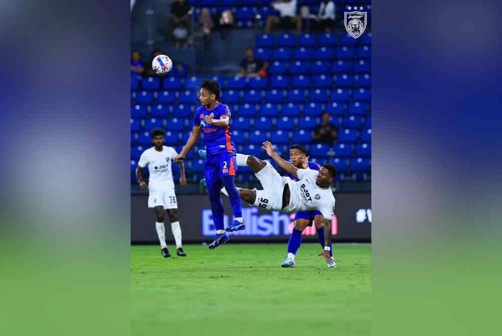 Aksi pemain pertahanan KL Rovers, Muhammad Amirul Ashraf Ariffin dan tonggak import JDT, Jorge Obergon semasa perlawanan Pusingan 16 Piala Malaysia di Stadium Sultan Ibrahim Iskandar Puteri pada Rabu. Foto Johor Southern Tigers