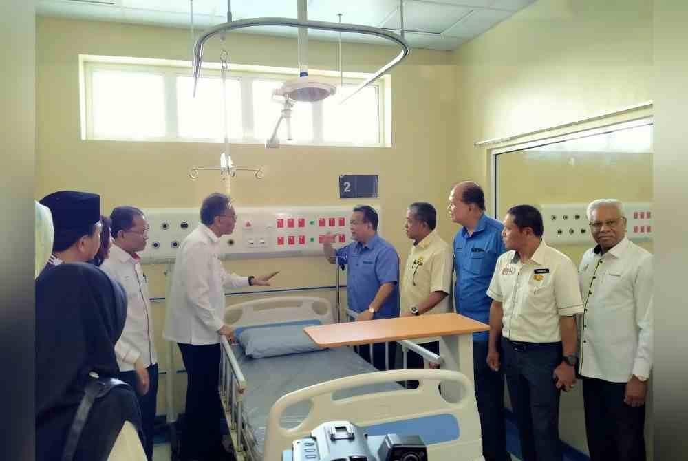 Dzulkefly (tiga dari kiri) dan Alexander (empat dari kanan) melawat kemudahan HSI selepas Majlis Penyerahan Projek Hospital Seri Iskandar dan Blok Tambahan HSM di HSI di sini, pada Khamis.