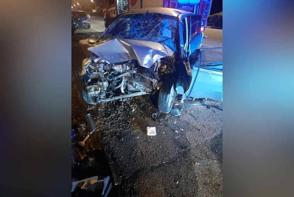 Kereta Perodua Viva yang dinaiki empat mangsa maut selepas kenderaan itu terbabas berhampiran IOI Putrajaya pada awal pagi Khamis. Foto PDRM