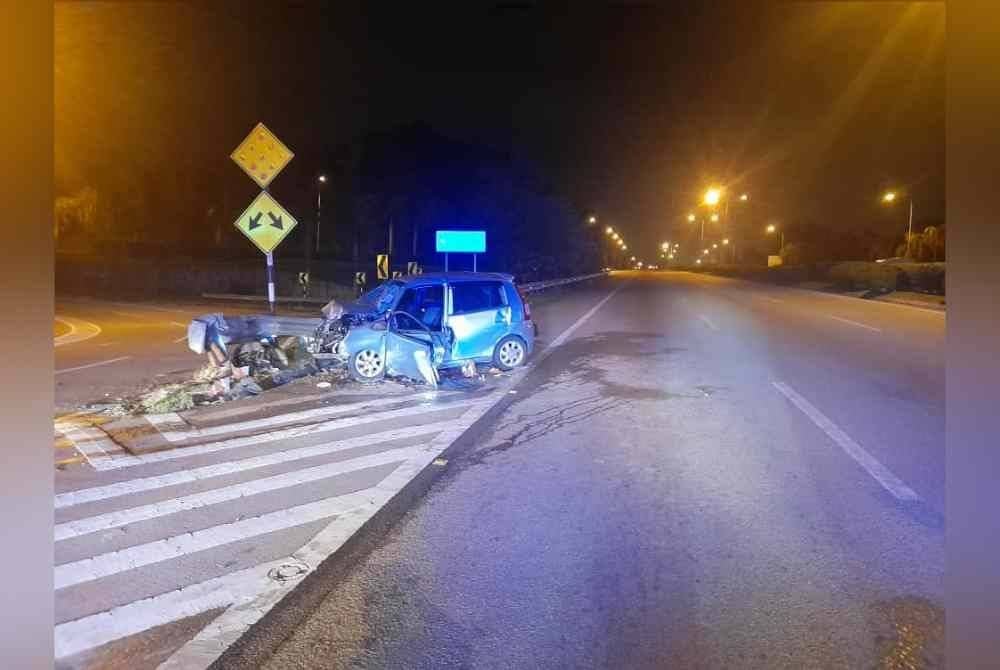 Kereta Perodua Viva yang dinaiki empat penumpang maut selepas kenderaan itu terbabas berhampiran IOI Putrajaya pada awal pagi Khamis. Foto PDRM