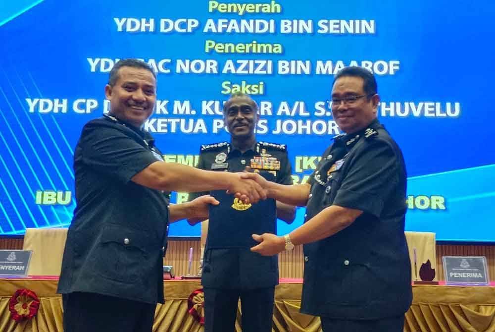 Kumar (tengah) pada Majlis Serah Terima Tugas Timbalan Ketua Polis Johor daripada Afandi (kiri) kepada Nor Azizi di IPK Johor pada Khamis.