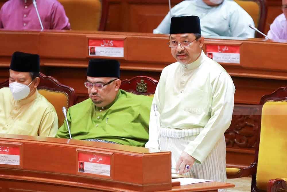 Mohd Nassuruddin (kanan) ketika membentangkan Belanjawan Kelantan 2025 pada Khamis.