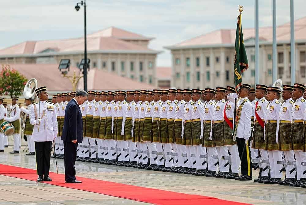 To Lam memeriksa perbarisan Kawalan Kehormatan yang terdiri daripada dua pegawai dan 103 anggota dari Batalion Pertama Rejimen Askar Melayu Diraja pada sambutan rasmi di Dataran Perdana pada Khamis. Foto Bernama