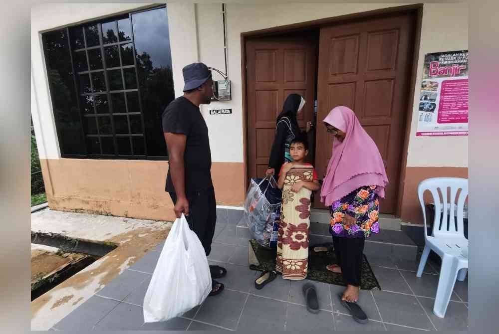 Mohd Hasruddin dan keluarga sentiasa bersedia berulang-alik untuk berpindah selagi musim banjir belum berakhir.