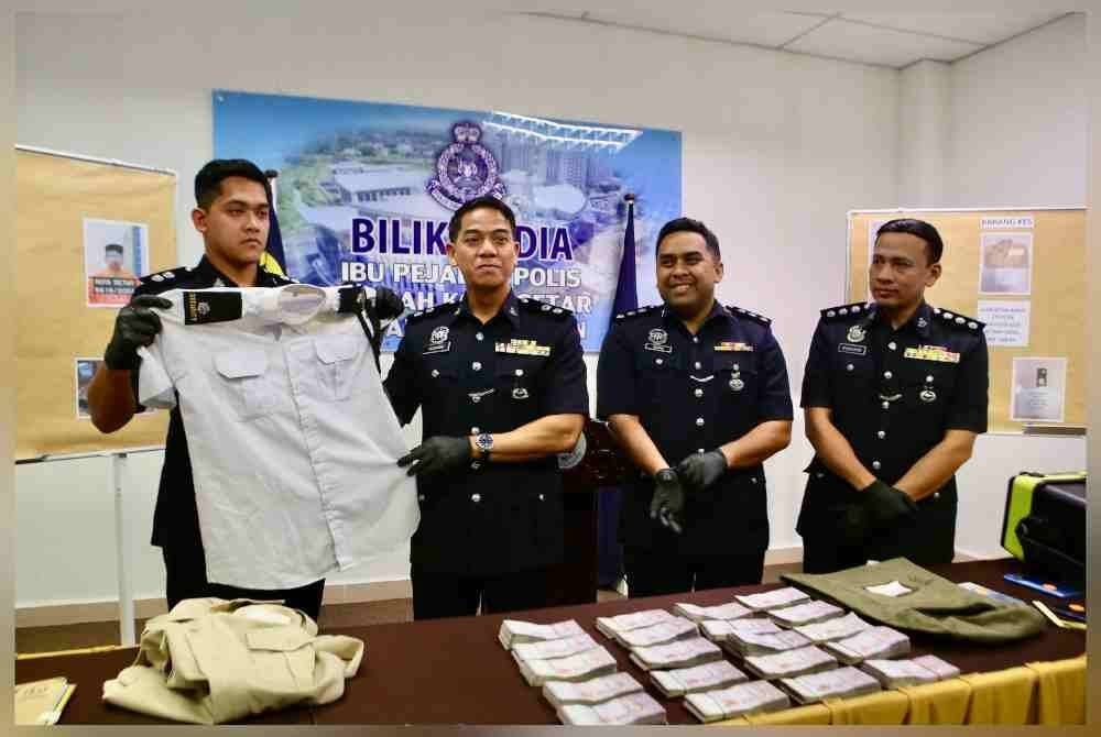 Syed Basri menunjukkan pakaian syarikat yang dipakai oleh suspek.