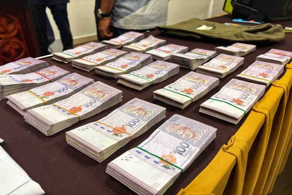 Wang RM200,000 yang berjaya ditemui semula selepas dibawa lari oleh tiga pengawal keselamatan.