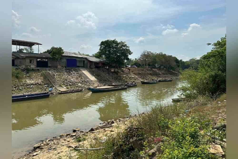 Bot-bot yang diletakkan di sepanjang Sungai Golok.