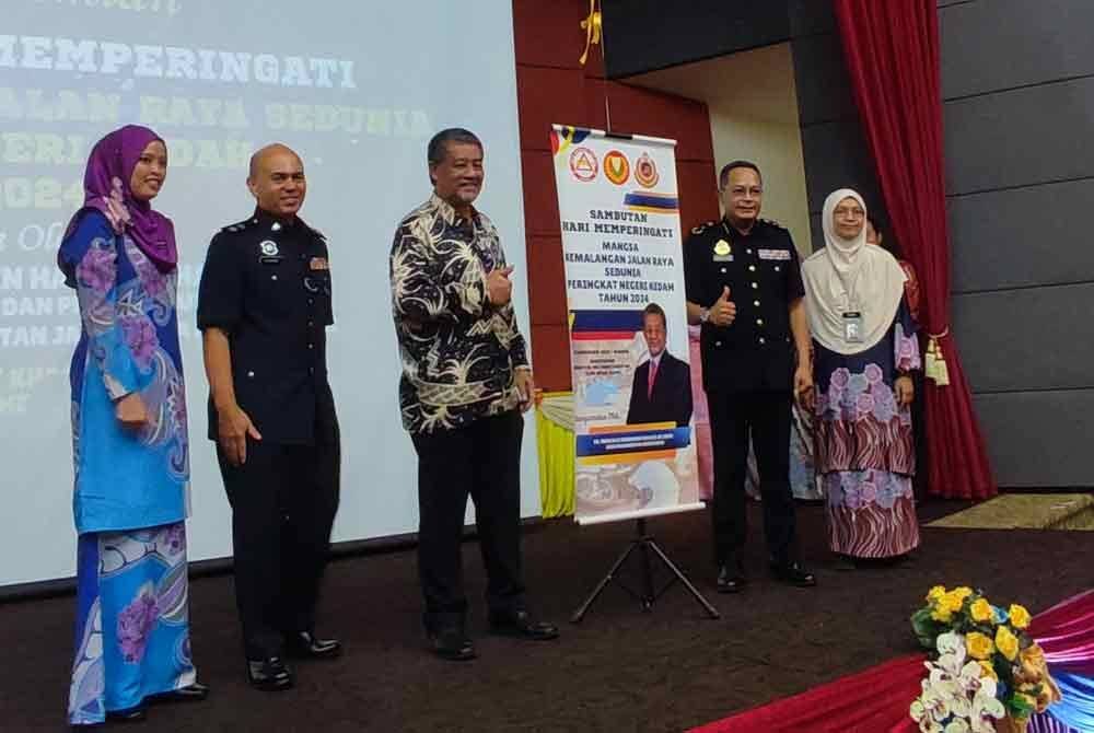 Dzowahir (tiga dari kiri) merasmikan Program Hari Memperingati Mangsa Kemalangan Jalan Raya Sedunia Peringkat Negeri Kedah di Auditorium Hospital Sultanah Bahiyah (HSB) di sini pada Khamis.