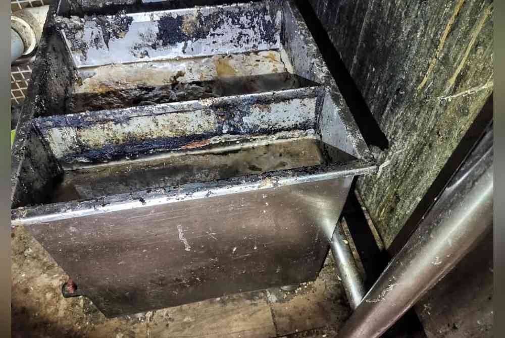 Bahagian perangkap minyak di salah sebuah dapur hotel yang tidak diselenggarakan dengan baik.