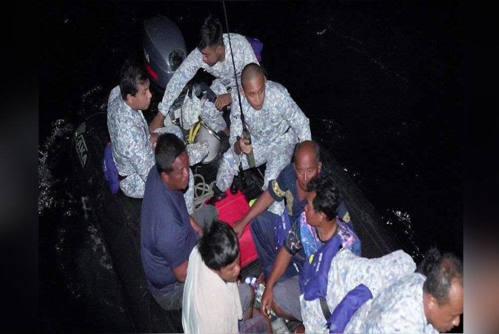 Op Patkor Malindo telah ditugaskan untuk memindahkan mangsa dari Stesen Jarak ke Kapal Republik Indonesia (KRI) Torani, kira-kira 40 batu nautika barat laut Pulau Jarak. Foto TLDM