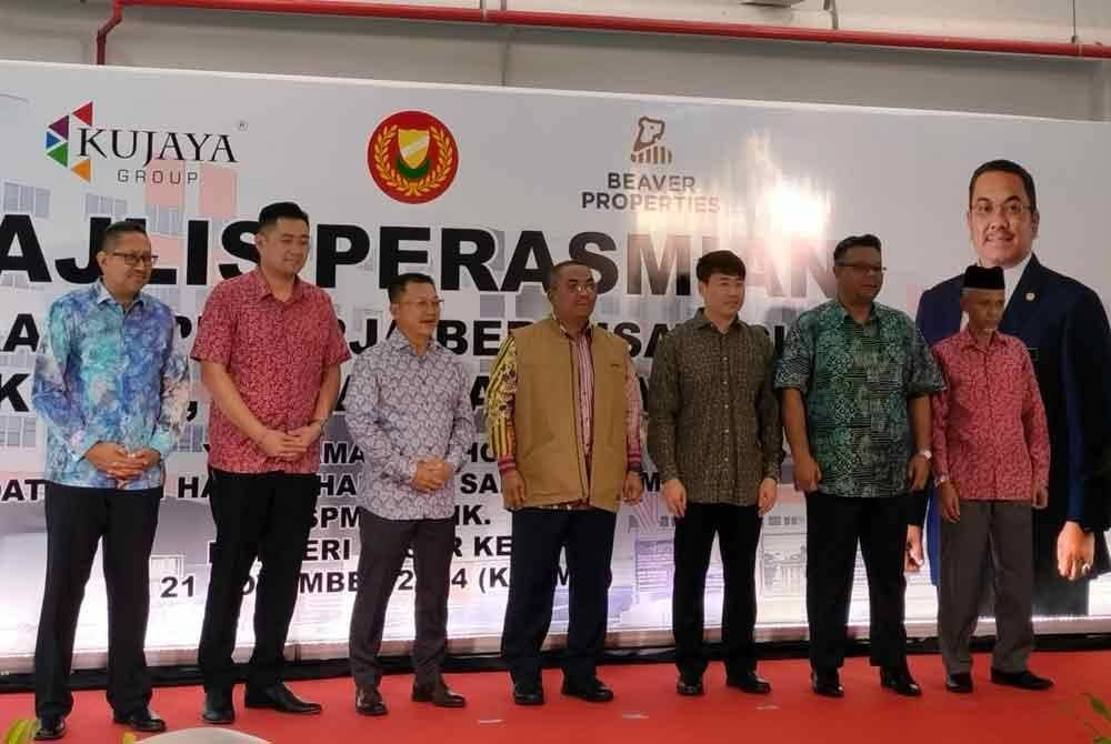 Muhammad Sanusi (tengah) ketika merasmikan CLQ Kulim, pada Khamis.