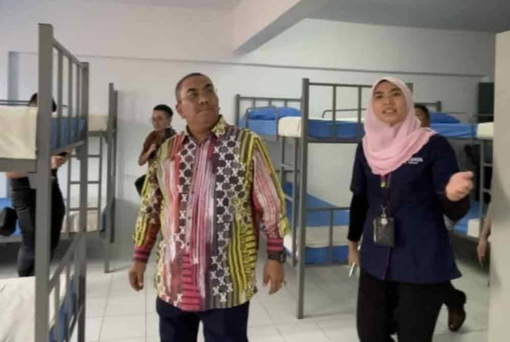 Muhammad Sanusi meninjau keadaan CLQ Kulim, pada Khamis.