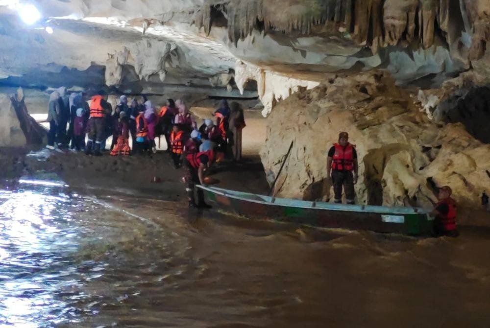 Jabatan Bomba dan Penyelamat Dabong menyelamatkan seramai 40 yang terperangkap dalam kejadian kepala air di Kampung Gua Ikan, Dabong, Kuala Krai, petang ini.