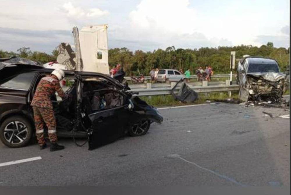 Lapan orang termasuk tujuh warga asing maut dalam kemalangan membabitkan dua kenderaan di kawasan berhampiran Sebanyak, Pan Borneo Jalan Sarikei-Sibu, kira-kira 20 kilometer dari Sarikei, petang tadi.
