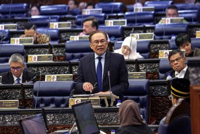 Anwar pada Persidangan Dewan Rakyat sempena Mesyuarat Ketiga Penggal Ketiga Parlimen ke-15 di Bangunan Parlimen pada Khamis. Foto Bernama