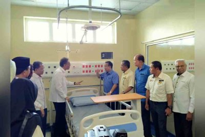 Dzulkefly (tiga dari kiri) dan Alexander (empat dari kanan) melawat kemudahan HSI selepas Majlis Penyerahan Projek Hospital Seri Iskandar dan Blok Tambahan HSM di HSI di sini, pada Khamis.